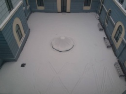 Нецензурное слово появилось на неубранном снегу возле черновицкой мэрии