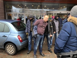 Видеофакт: в Харькове полицейский попался на взятке