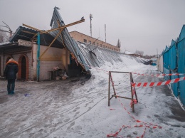 В Днепре снег обрушил крышу павильона на рынке Нарика