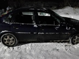 В Киеве автомобиль изрубили топором