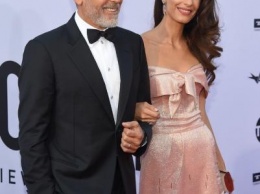 Супруга Джорджа Клуни покинула с детьми семейную резиденцию