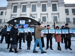 В Киеве возле посольства РФ прошла акция в поддержку пропавших без вести в Крыму