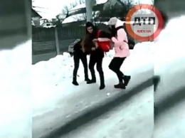 Под Киевом школьники снимали на видео, как девятиклассница избивала сверстницу