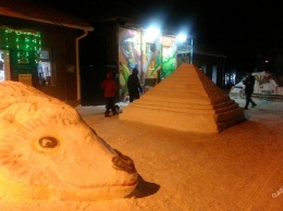 Вместо сугробов в райцентре Одесской области появились снежный патруль, египетская пирамида и ежик (фото)