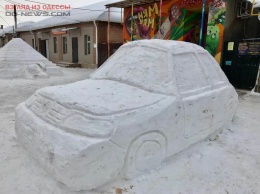 В Ананьеве слепили из снега автомобиль