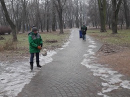 Гололед в Одессе: коммунальщики начали посыпать пешеходные дорожки песком и солью