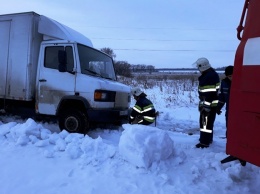 Гололед на трассах: спасатели вытаскивают грузовики, легковушки и машины скорой помощи