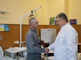 Порошенко вручил государственные награды раненым бойцам из 72-й омбр им. Черных Запорожцев