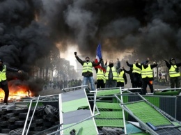 Во Франции в 11-й раз протестуют "желтые жилеты": в городах жгут машины, ожидаются ночные демонстрации (видео)