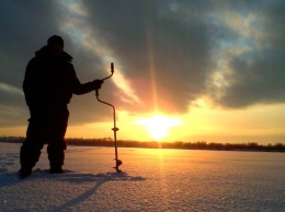 Рыбак ушел под лед у всех на глазах: не смогли помочь, фото