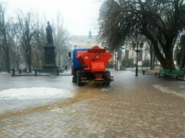 На улицы Одессы вышла снегоочистительная техника