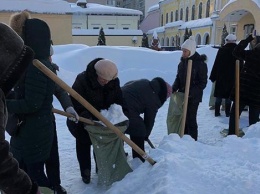 В Саратове школьных учителей заставили собирать снег в мешки для листвы