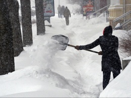 Учителей выгнали на мороз собирать снег в мешки: "Разрешат домой взять бесплатно"