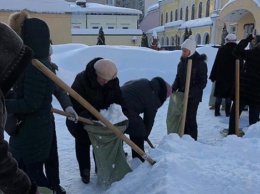 В России учителей выгнали на мороз собирать снег в мешки