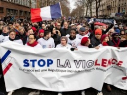 На улицы Парижа против "желтых жилетов" вышли "красные платки"