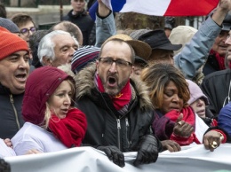 Во Франции против «желтых жилетов» вышли «красные шарфы»