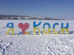 Посередине пруда в Одесской области смельчаки создали ледяной арт-объект (фото)