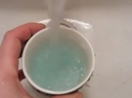 Пенная жидкость голубого цвета текла из водопроводного крана в Мелитополе (видео)