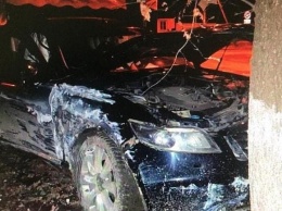 В Краснодаре кроссовер Infiniti врезался в дерево - пассажиры пострадали, водитель сбежал