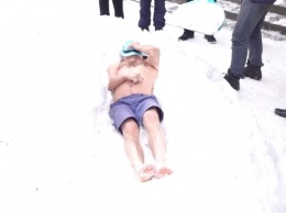 В Тернополе мужчина пролежал голышом под снегом 20 минут