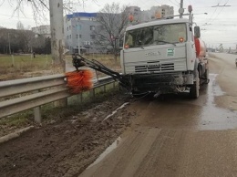 Дорожники очистили от грязи десятки километров дорог в Крыму
