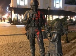 В Крыму завели уголовное дело против мужчины, облившего краской памятник «зеленым человечкам»
