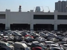 В сети появилось видео самой загруженной парковки в мире