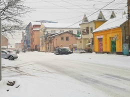 В Ужгороде женщину травмировала упавшая с крыши сосулька