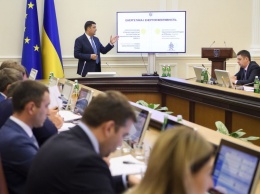 Озвучены зарплаты украинских министров: Гройсман оказался "беднее" всех