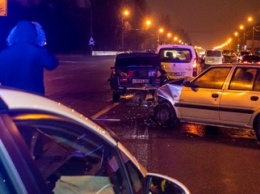 На Запорожском шоссе столкнулись Dacia, Peugeot и ВАЗ