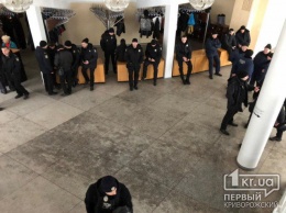 Под присмотром почти сотни охранников в Кривом Роге началось пленарное заседание сессии горсовета