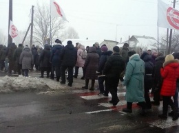 Жители села под Киевом перекрыли черниговскую трассу