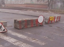 Объезд для слабаков: водители в Бердянске разбивают новый тротуар