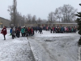 В Кривом Роге из-за сообщения о минировании шести школ эвакуировали почти 5 тыс. человек