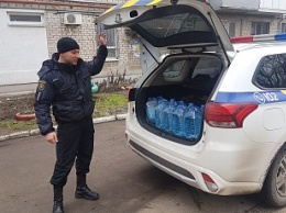 В Бердянске полицейские доставляют пенсионерам и инвалидам воду