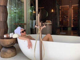 «А муж где?»: Брежнева может решать проблемы в отношениях, фотографируясь в ванной обнаженной
