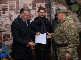 В Днепре Анатолий Гриценко встретился с военнослужащими в Музее АТО