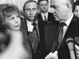 ''Вырастил шавку'': россиян разозлил снимок Путина с Горбачевым