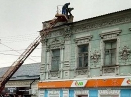 Коммунальщики снимают парапет с самого красивого исторического здания города (ФОТО)