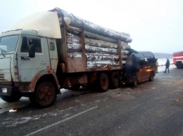 В Иркутской области маршрутка врезалась в лесовоз - погибли четыре человека