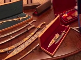 СМИ показали видео изъятых у сенатора Арашукова золота и коллекционного оружия