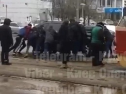 В Киеве пассажиры трамвая унесли с путей припаркованный внедорожник