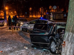 ДТП в Днепре: автомобиль врезался в дерево