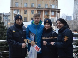 Парень бросился спасать собачку, тонущую на озере парка Глобы (ВИДЕО)