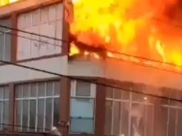 Огнем охвачено все: тоговый центр превратился в факел, видео с места ЧП