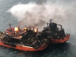 Активно горят: русские так и не потушили пожар на танкерах у Керческого пролива
