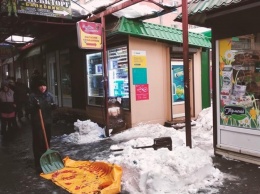 Полтава страдает от льда и снега: на Опытной рухнула крыша рынка, а в центре - вывеска кафе