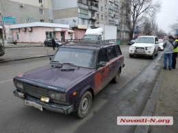 В Николаеве бабушка с бутылкой водки попала под колеса «Жигулей»