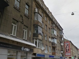 В центре Львова обвалилась часть фасада здания, травмировав пешехода