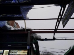 В Полтаве от снега обрушилась крыша рынка (видео)